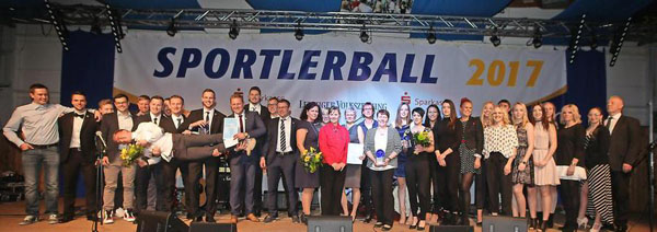 Die Mannschaften des Jahres 2016 beim Sportlerball 2017 in Zwenkau. Mit dabei: Die Männer vom Wurzen-Achter.